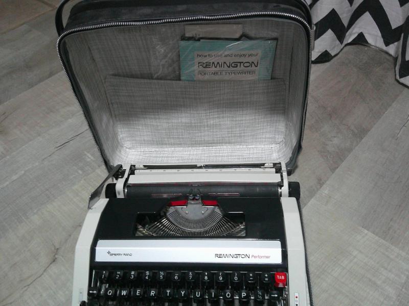 📝 Unleash Your Creativity with the Remington Performer Sperry Rand Typewriter!